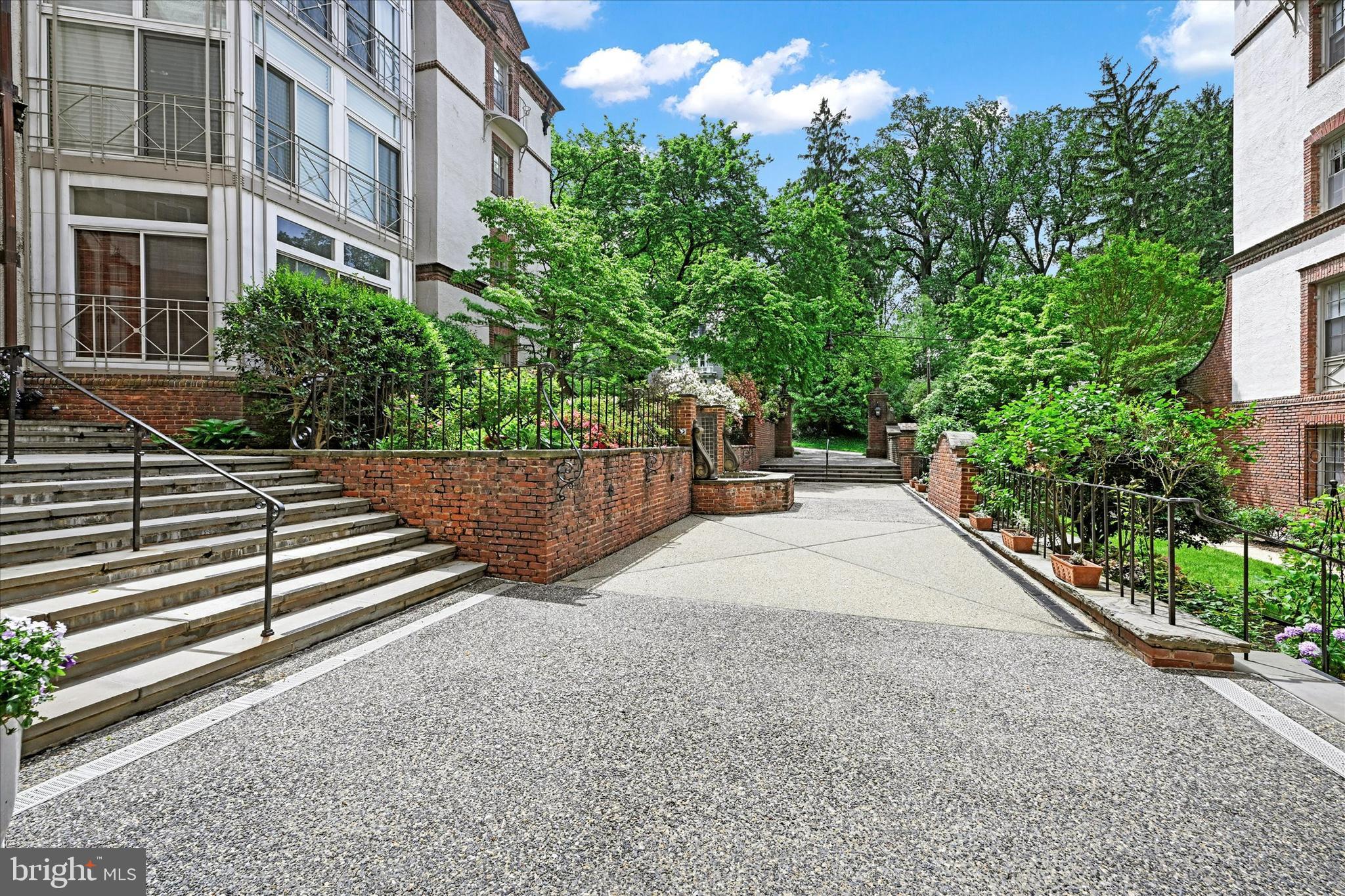 6 Upland Road, Unit Q3 Baltimore, MD 21210 - Photo 3 of 27 a view of a backyard with plants