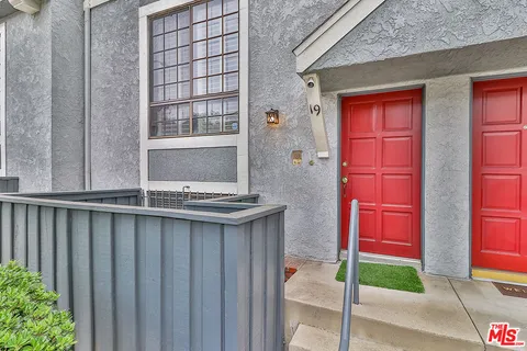 $4,500 | 18100 Burbank Boulevard, Unit 19, Tarzana, CA 91356
