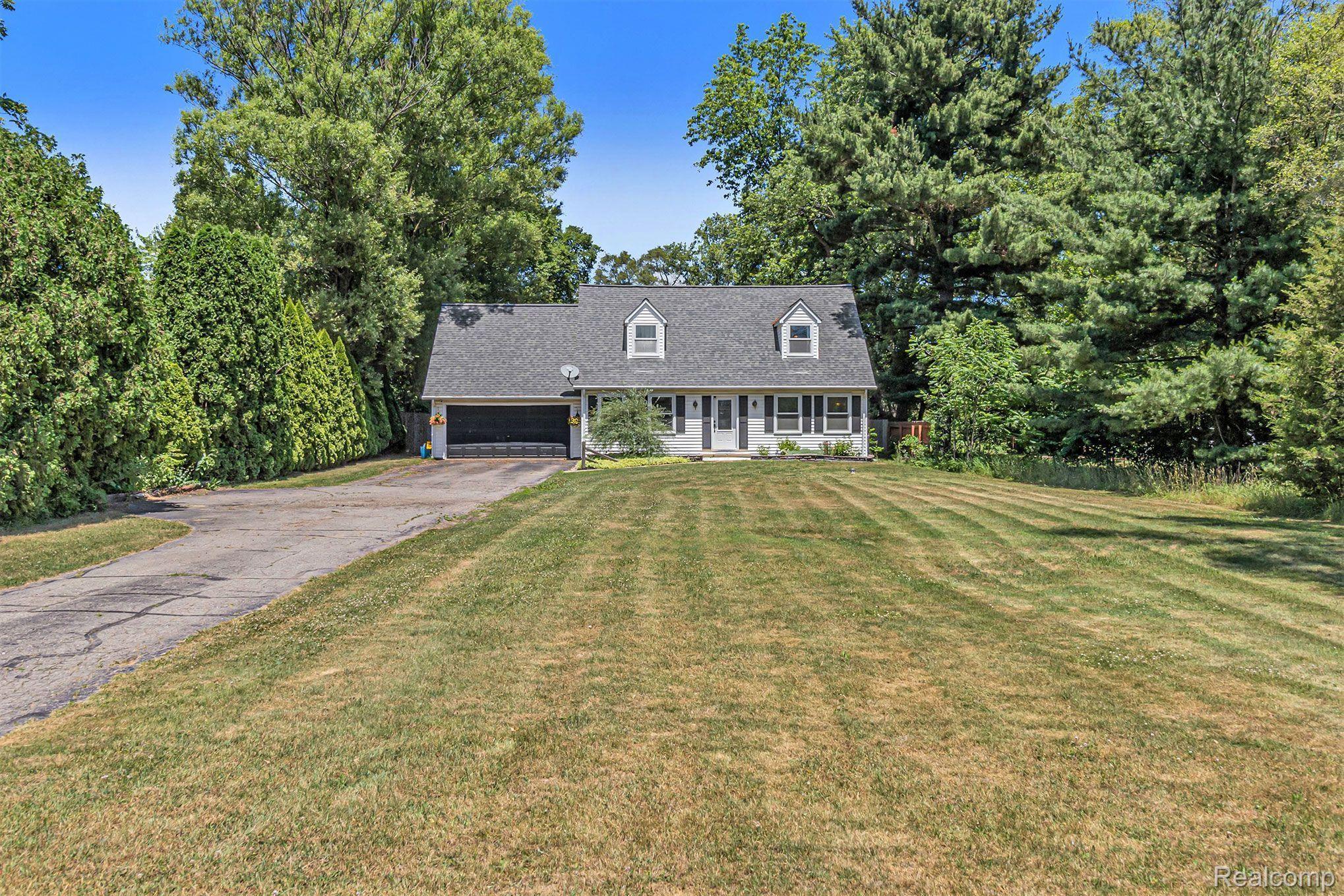 4190 Highland Road Highland, MI 48357 - Photo 1 of 27 Large front yard! HUGE driveway