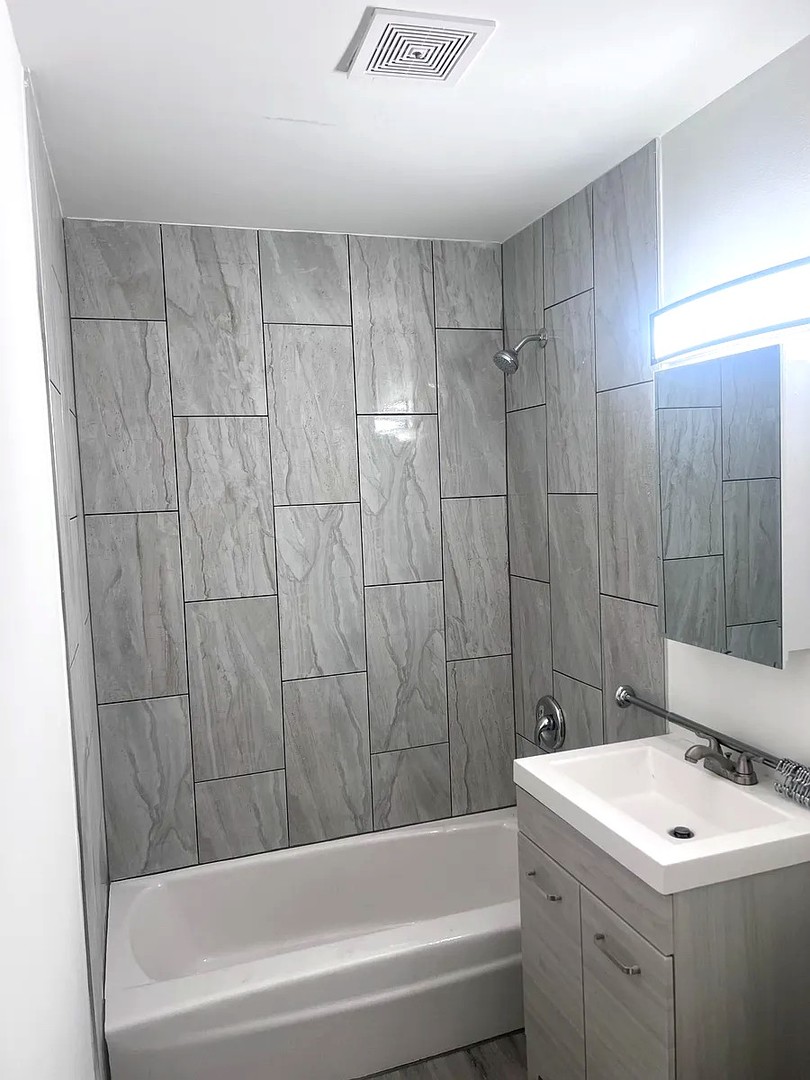 6619 North Sheridan Road, Unit 305 Chicago, IL 60626 - Photo 10 of 10 a bathroom with a sink a toilet and bathtub