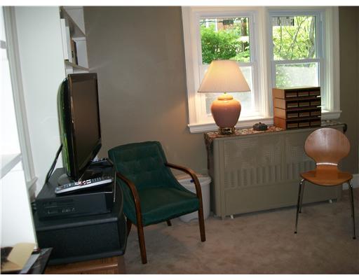 122 Gladstone Road Pittsburgh, PA 15217 - Photo 17 of 18 Studio/Study/Office. Third bedroom is used as a TV/office room and also has new windows and green views.