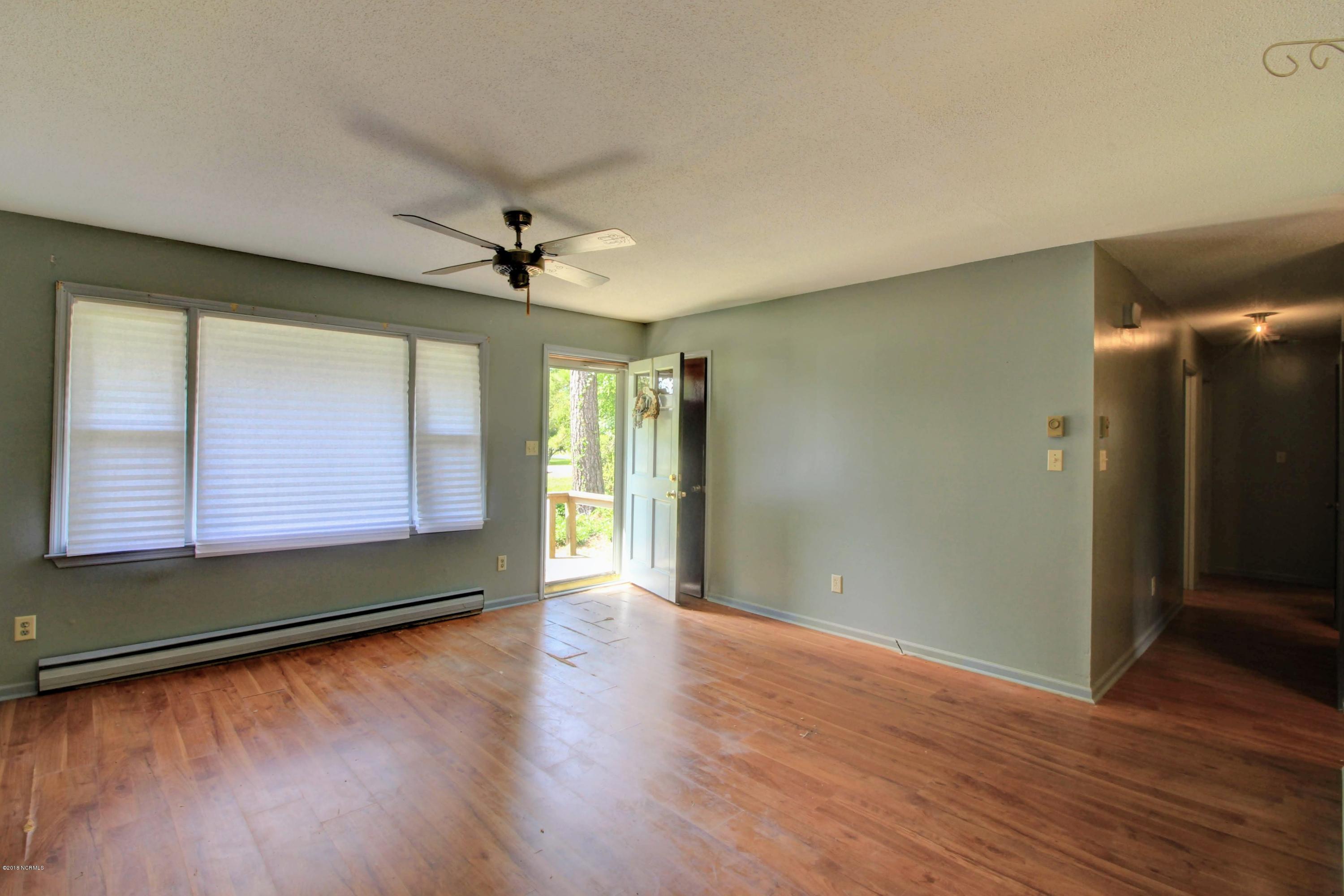 1233 Hibbs Road Newport, NC 28570 - Photo 3 of 13 Living Room