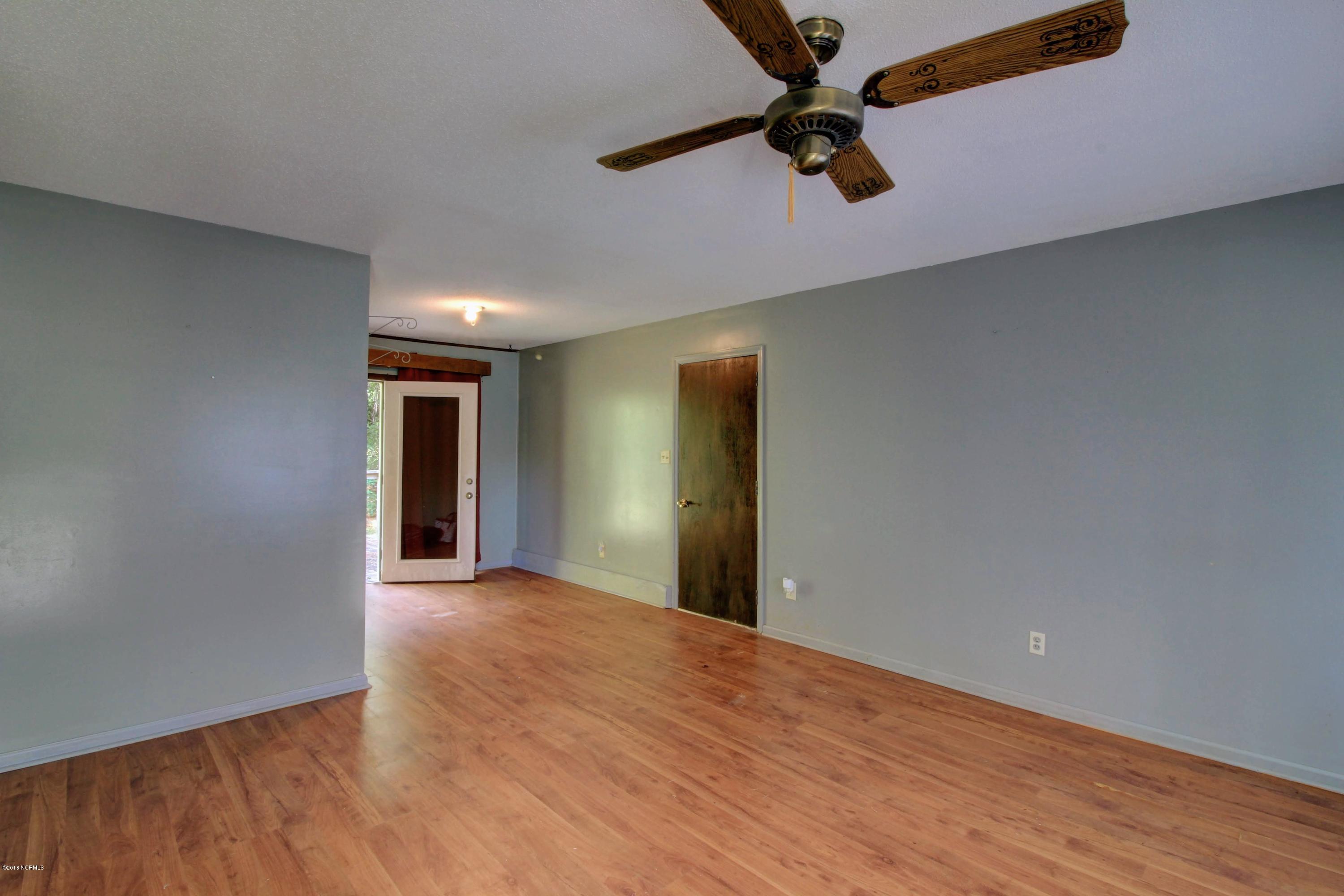 1233 Hibbs Road Newport, NC 28570 - Photo 4 of 13 Living Room