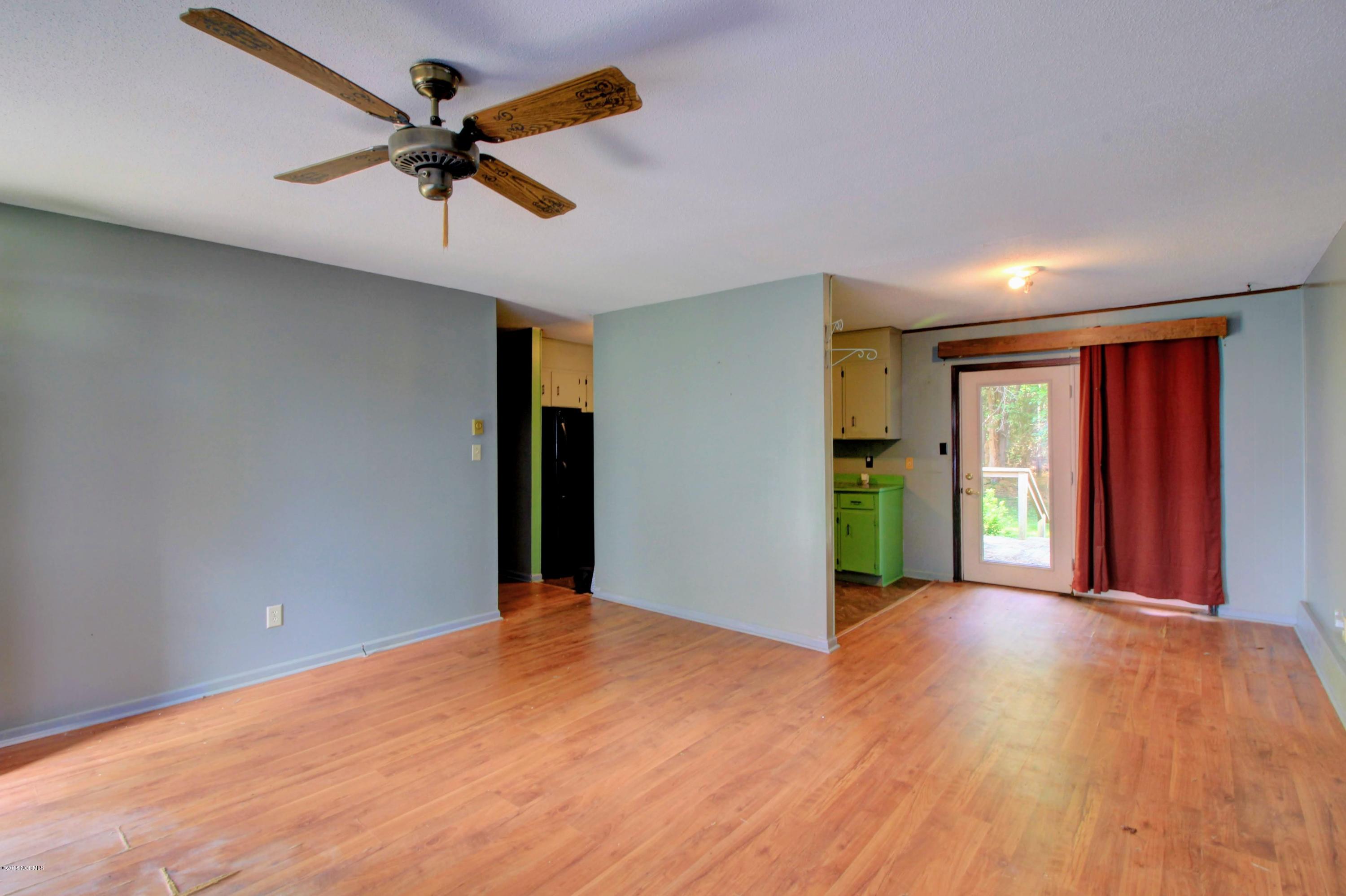 1233 Hibbs Road Newport, NC 28570 - Photo 5 of 13 Living Room