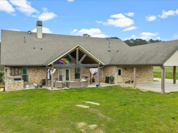 a view of a house with backyard