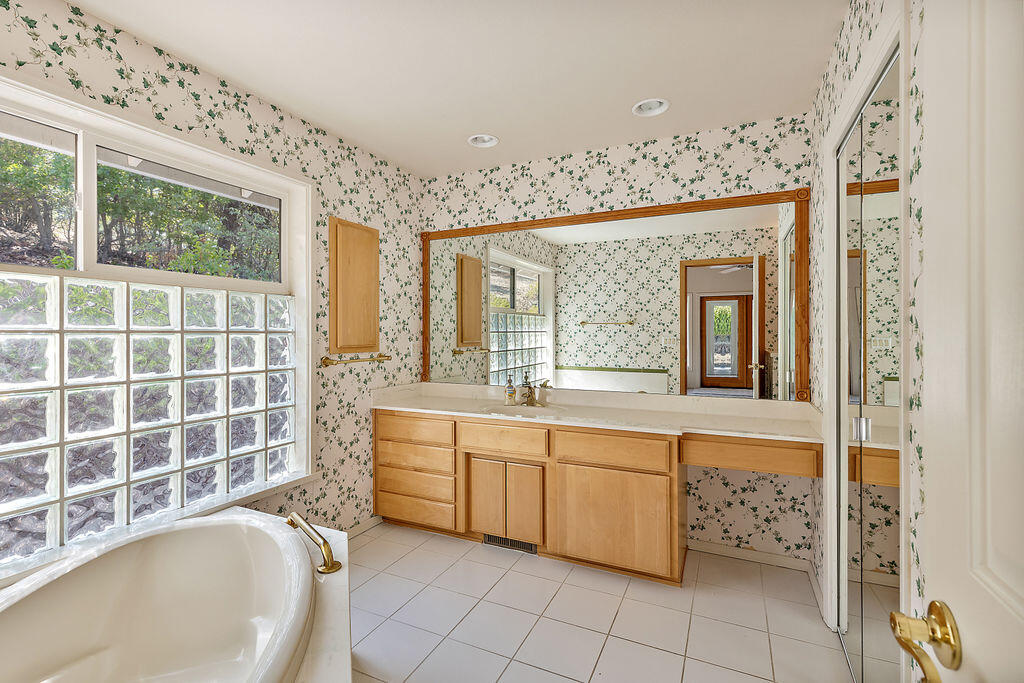 4096 North Roxy Drive Medford, OR 97504 - Photo 30 of 62 28