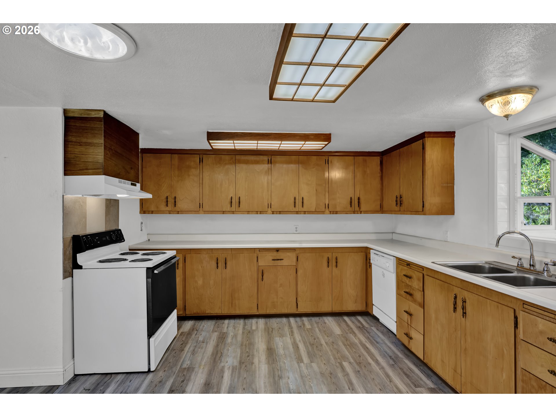 777 Rhododendron Drive Florence, OR 97439 - Photo 20 of 41 a kitchen with a stove a sink and a microwave