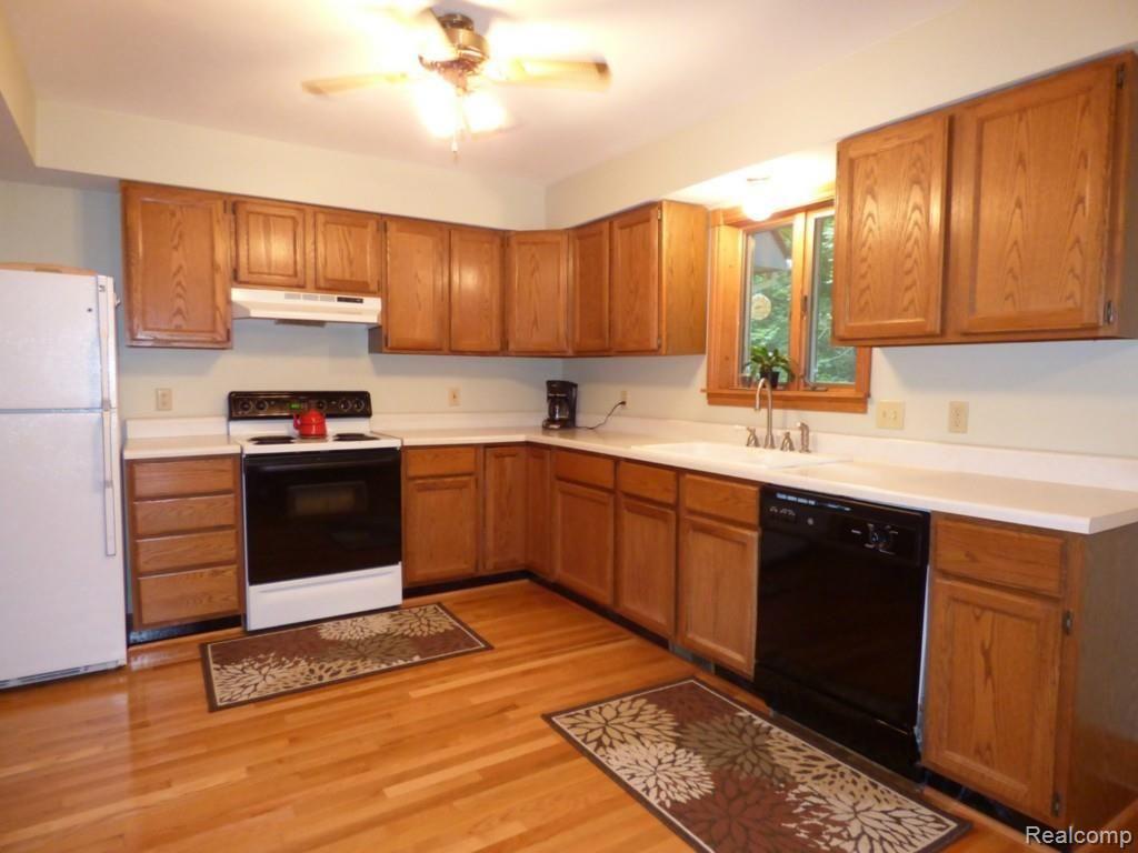 11483 Mcgregor Road Pinckney, MI 48169 - Photo 16 of 26 16 KITCHEN 2.jpg