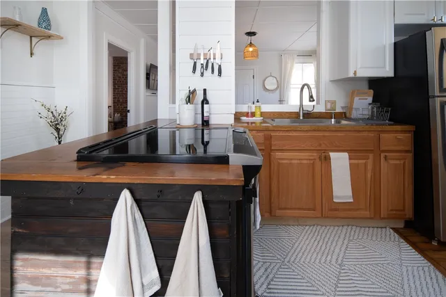 $2,400 | 18 Meeting Street, Unit 1, Newport, RI 02840