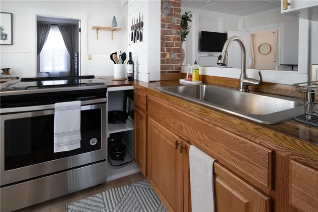 $2,400 | 18 Meeting Street, Unit 1, Newport, RI 02840