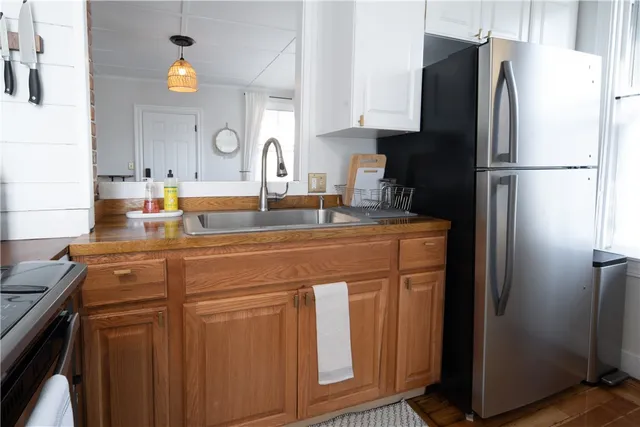 $2,400 | 18 Meeting Street, Unit 1, Newport, RI 02840