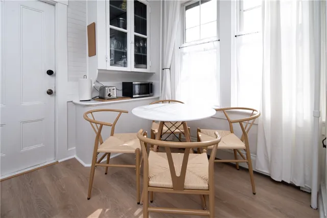 $2,400 | 18 Meeting Street, Unit 1, Newport, RI 02840