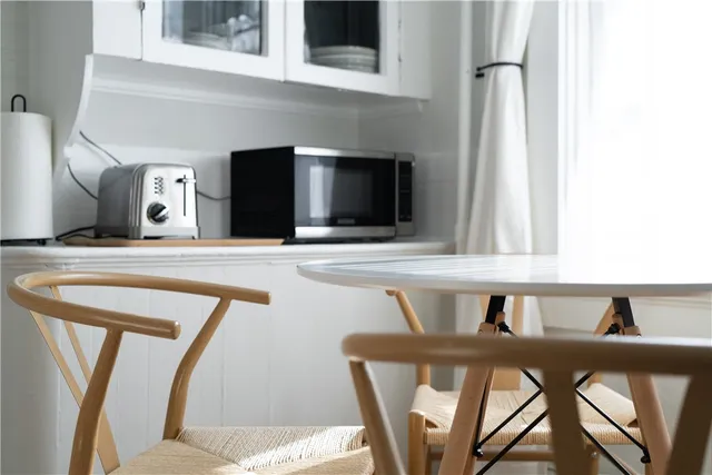 $2,400 | 18 Meeting Street, Unit 1, Newport, RI 02840