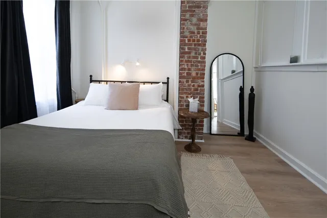 $2,400 | 18 Meeting Street, Unit 1, Newport, RI 02840