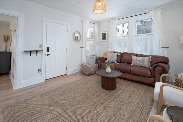 $2,400 | 18 Meeting Street, Unit 1, Newport, RI 02840