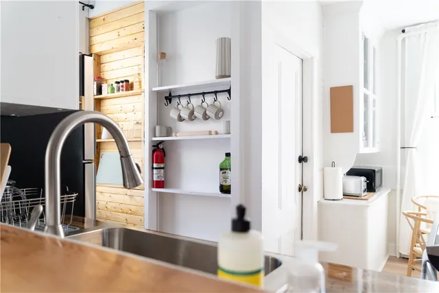 $2,400 | 18 Meeting Street, Unit 1, Newport, RI 02840