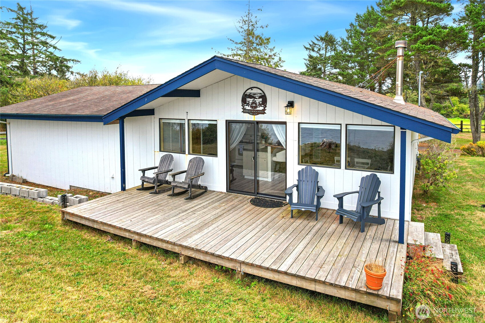 1968 State Route 105 Aberdeen, WA 98520 - Photo 25 of 39 a view of sitting area in front of house