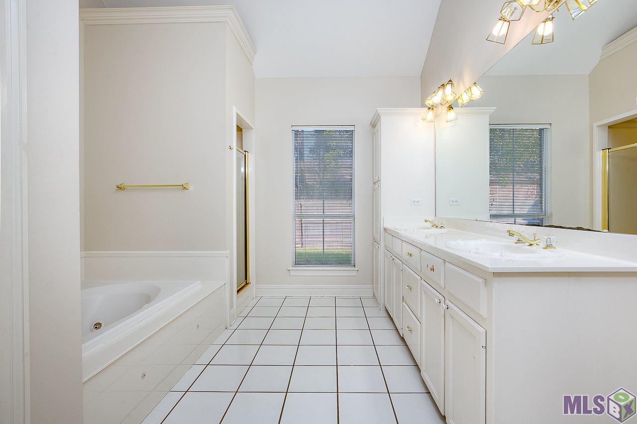 535 West Plantation Ridge Court Baton Rouge, LA 70810 - Photo 14 of 20 Master bathroom with vaulted ceiling!