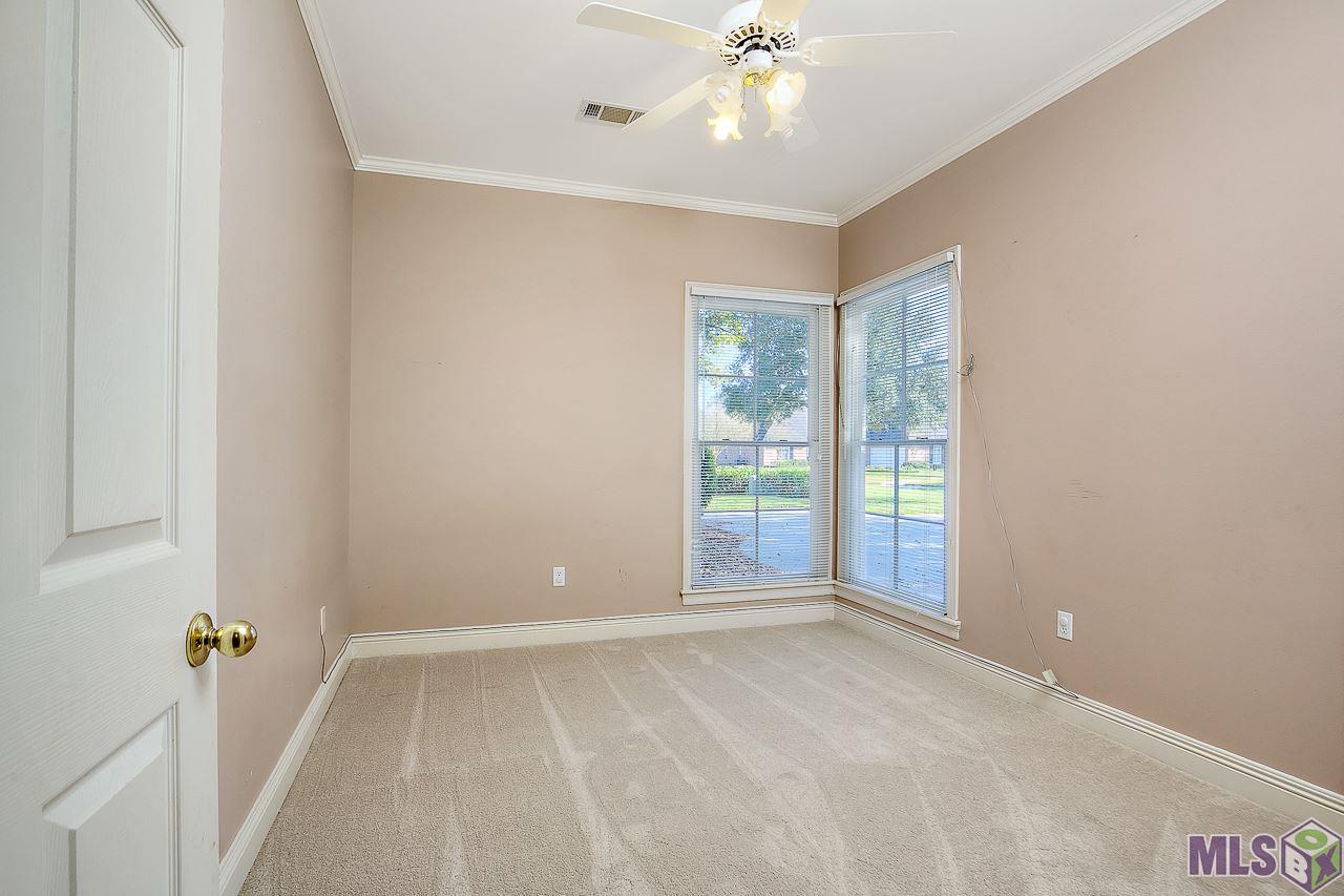 535 West Plantation Ridge Court Baton Rouge, LA 70810 - Photo 8 of 20 Guest bedroom off Kitchen