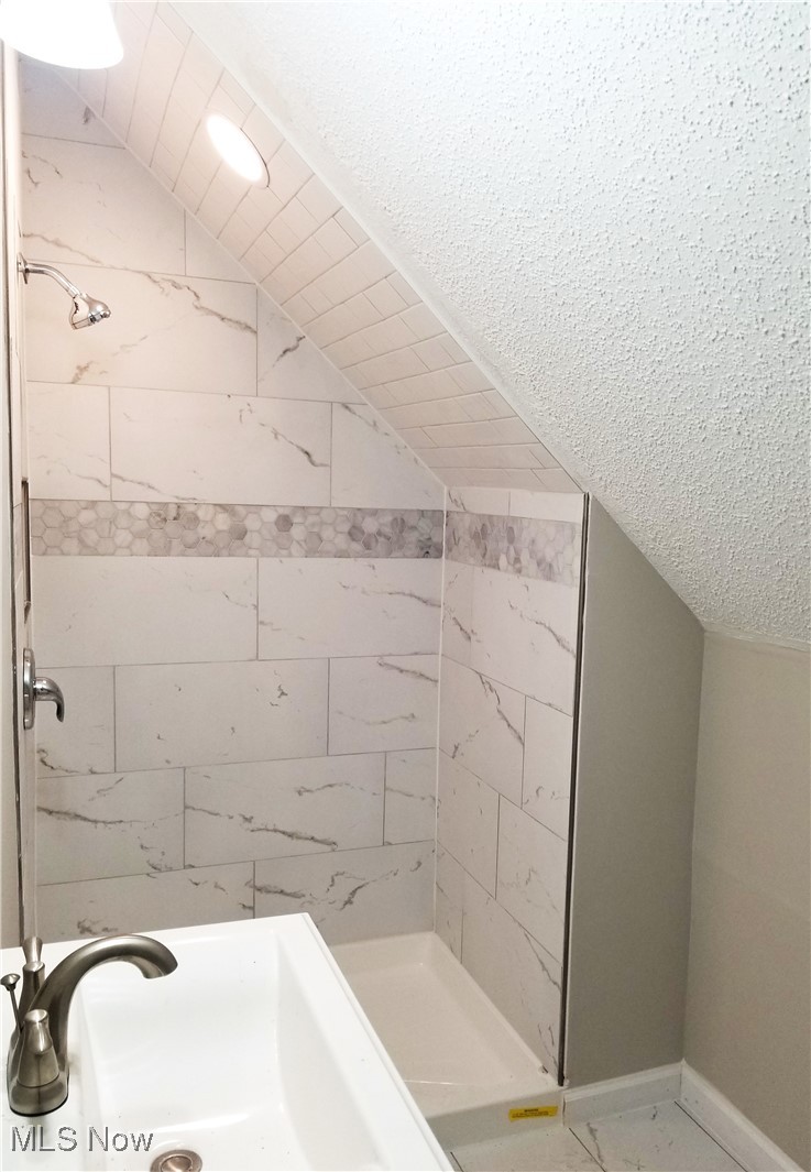 952 Elbon Road Cleveland, OH 44121 - Photo 12 of 15 Upstair Suite Full Bath