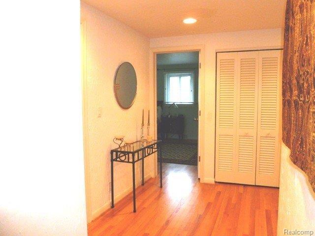 4204 Fieldbrook Road West Bloomfield, MI 48323 - Photo 14 of 22 hallway