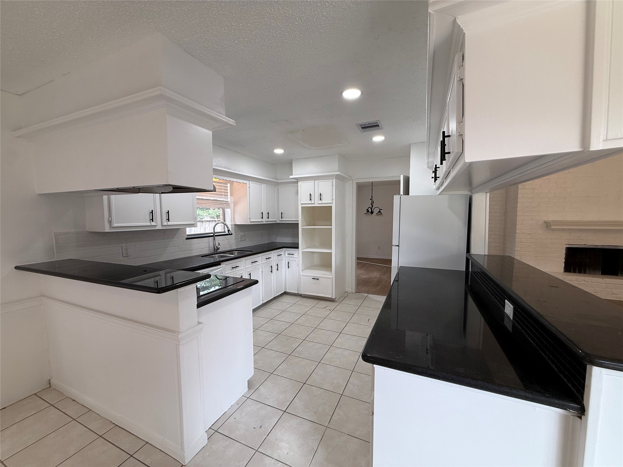 1847 Spruce Knob Drive Houston, TX 77339 - Photo 8 of 26 a kitchen with granite countertop a stove and a refrigerator