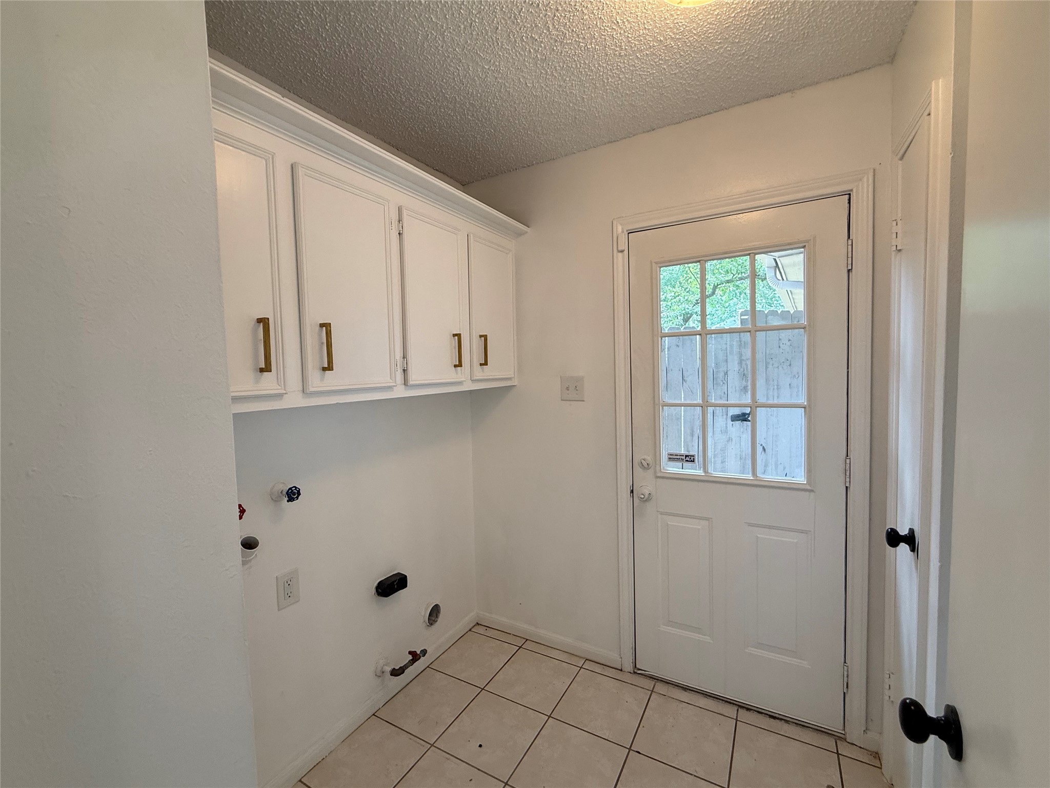 1847 Spruce Knob Drive Houston, TX 77339 - Photo 10 of 26 a view of an empty room with cabinet