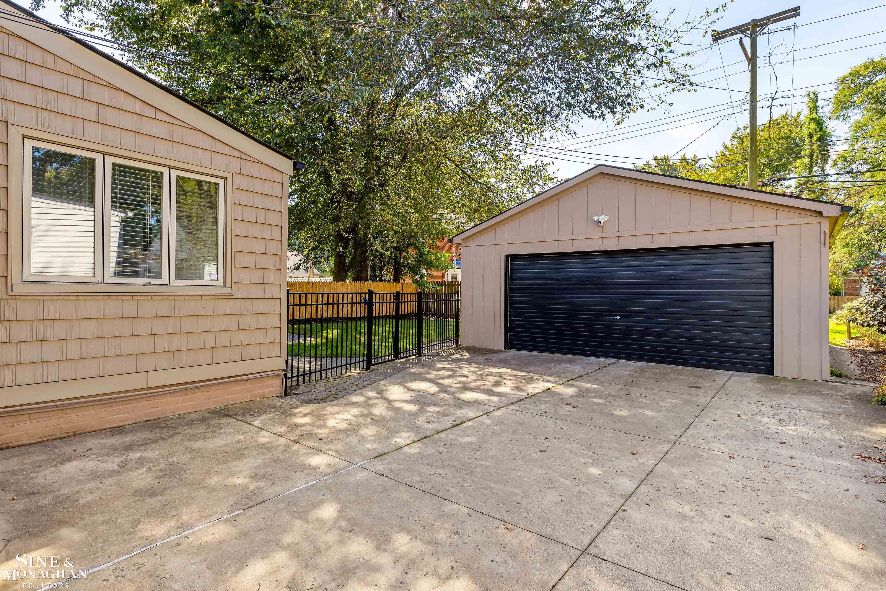 1535 Fairholme Road Grosse Pointe, MI 48236 - Photo 32 of 43 50160597-B843B138-D9A0-4786-A7F7-F8A2EC4053A0.JPG