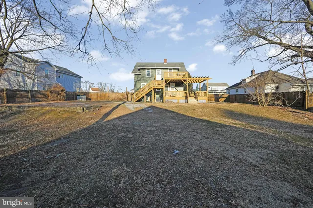 a view of a yard with basketball court