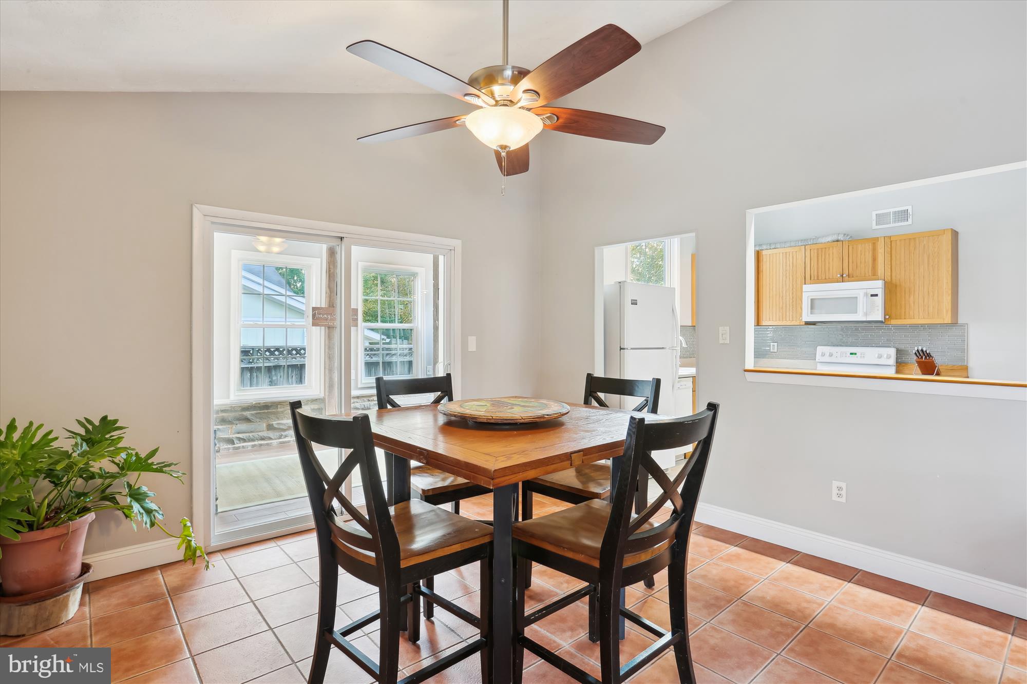 19500 Wootton Avenue Poolesville, MD 20837 - Photo 21 of 62 a dining room with furniture and window