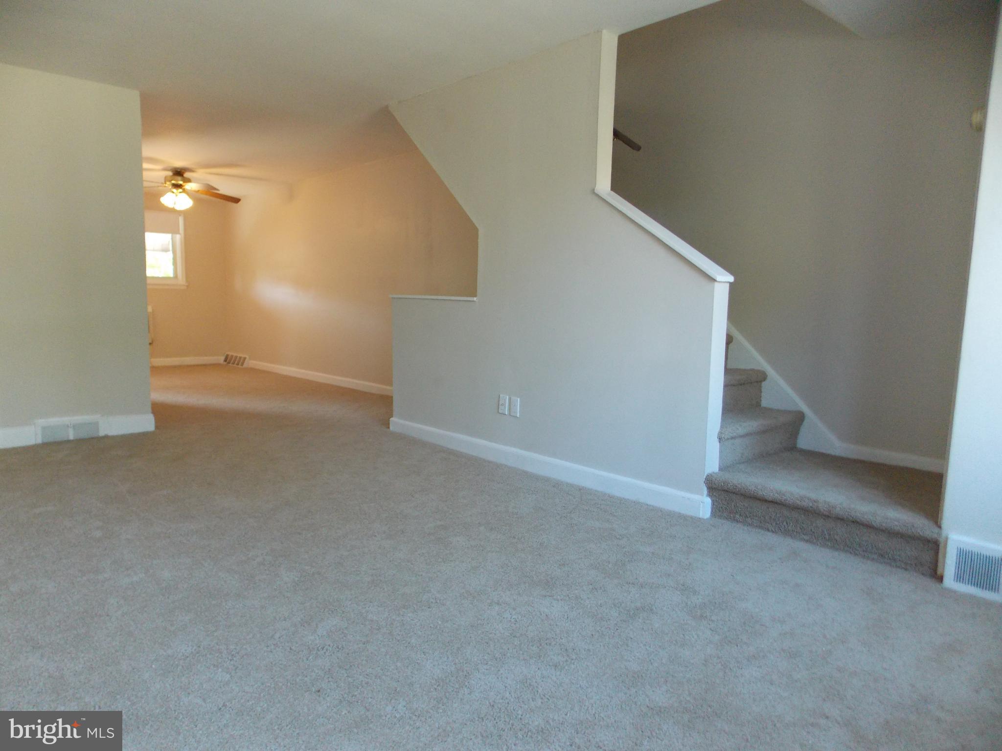 968 Grant Road Folcroft, PA 19032 - Photo 3 of 18 Living Room