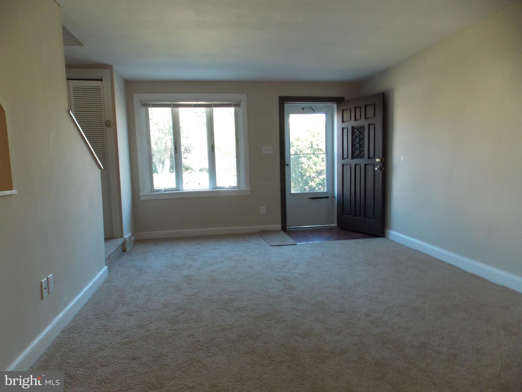968 Grant Road Folcroft, PA 19032 - Photo 4 of 18 Living Room