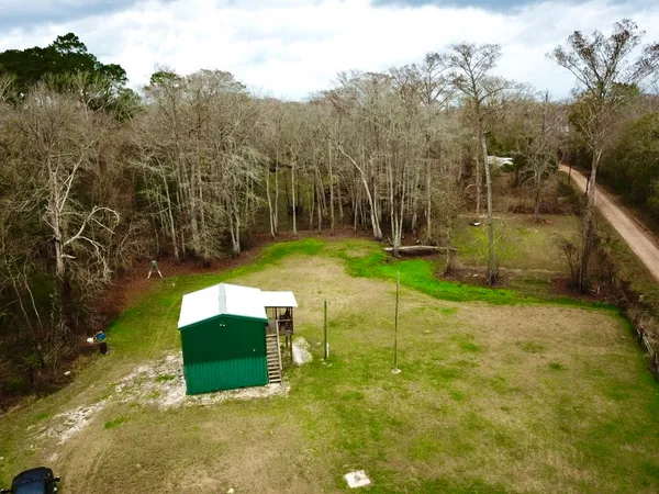 a view of a backyard