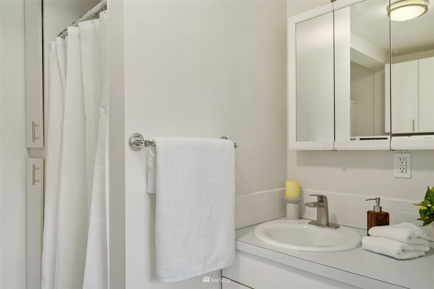 3007 Stafford Way Bothell, WA 98012 - Photo 25 of 32 a bathroom with a sink toilet and shower