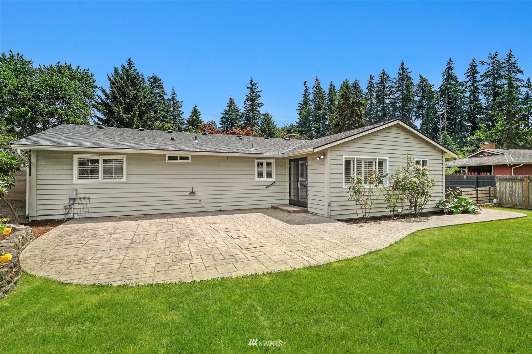 3007 Stafford Way Bothell, WA 98012 - Photo 26 of 32 a front view of a house with a garden