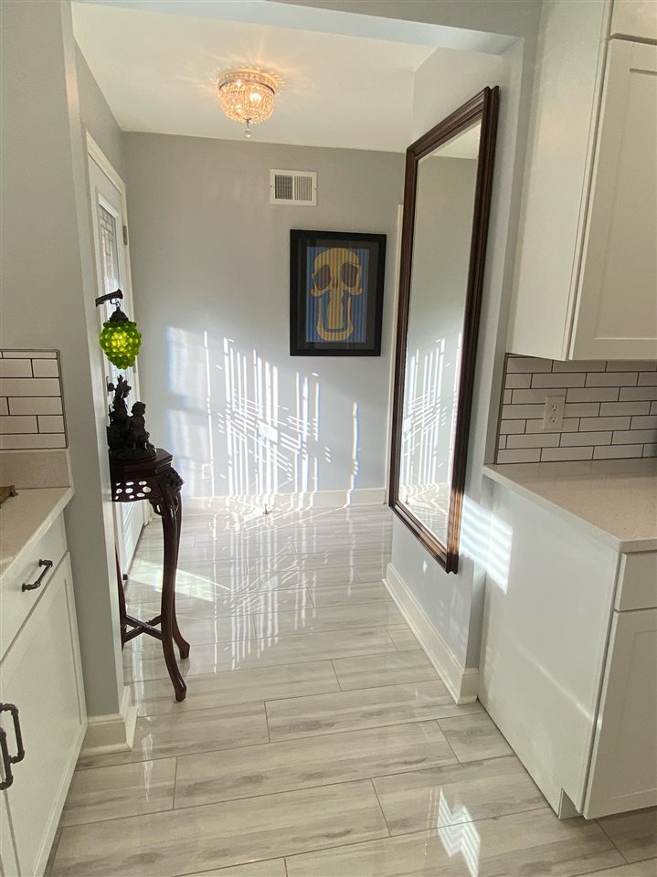 322 McElroy Road Memphis, TN 38120 - Photo 4 of 16 a view of entryway with a front door