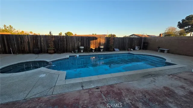 a view of a back yard