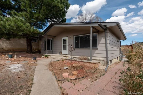 a view of a house with a yard