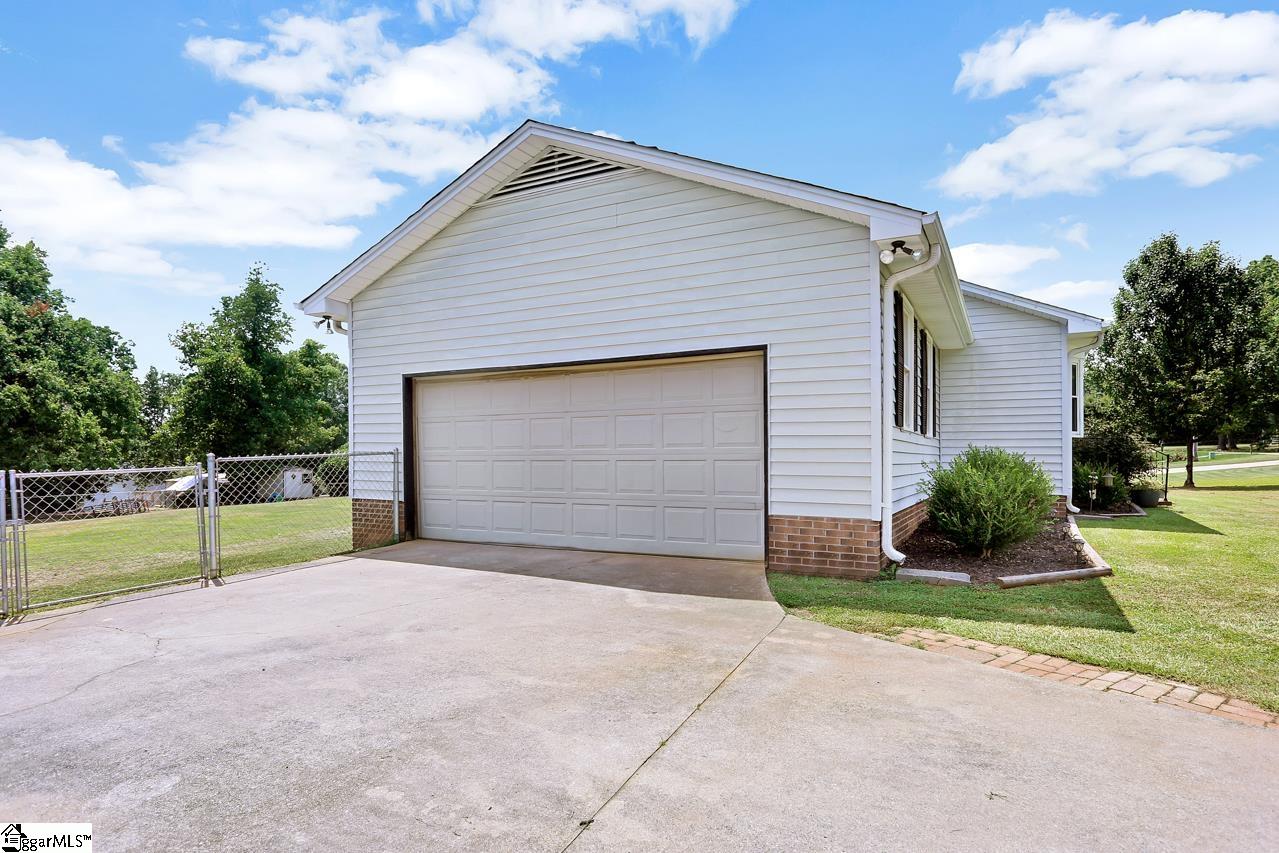 228 Dalton Hill Road Easley, SC 29640 - Photo 4 of 36