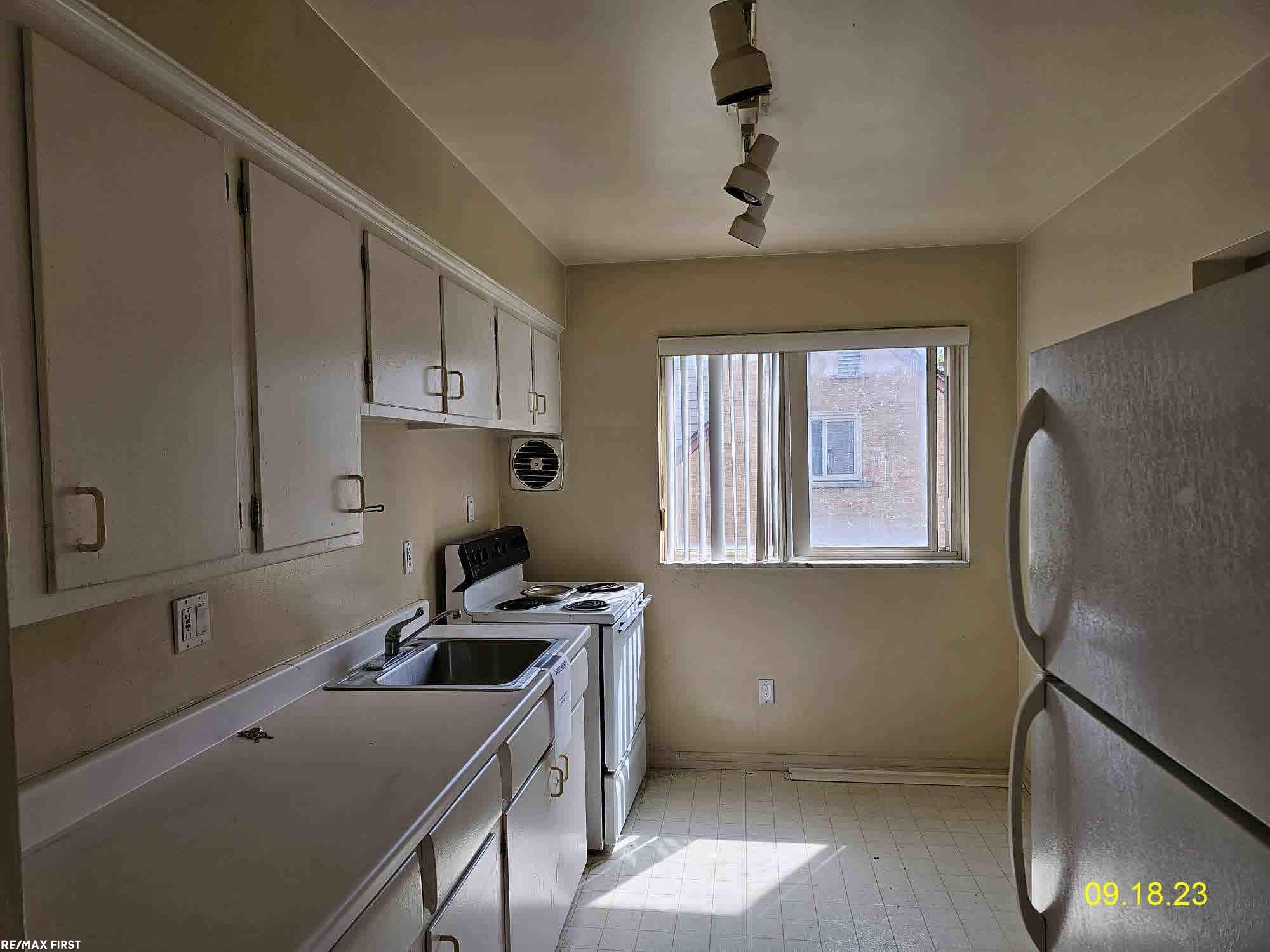 466 Alter Road Detroit, MI 48215 - Photo 8 of 17 50122734-7.JPG