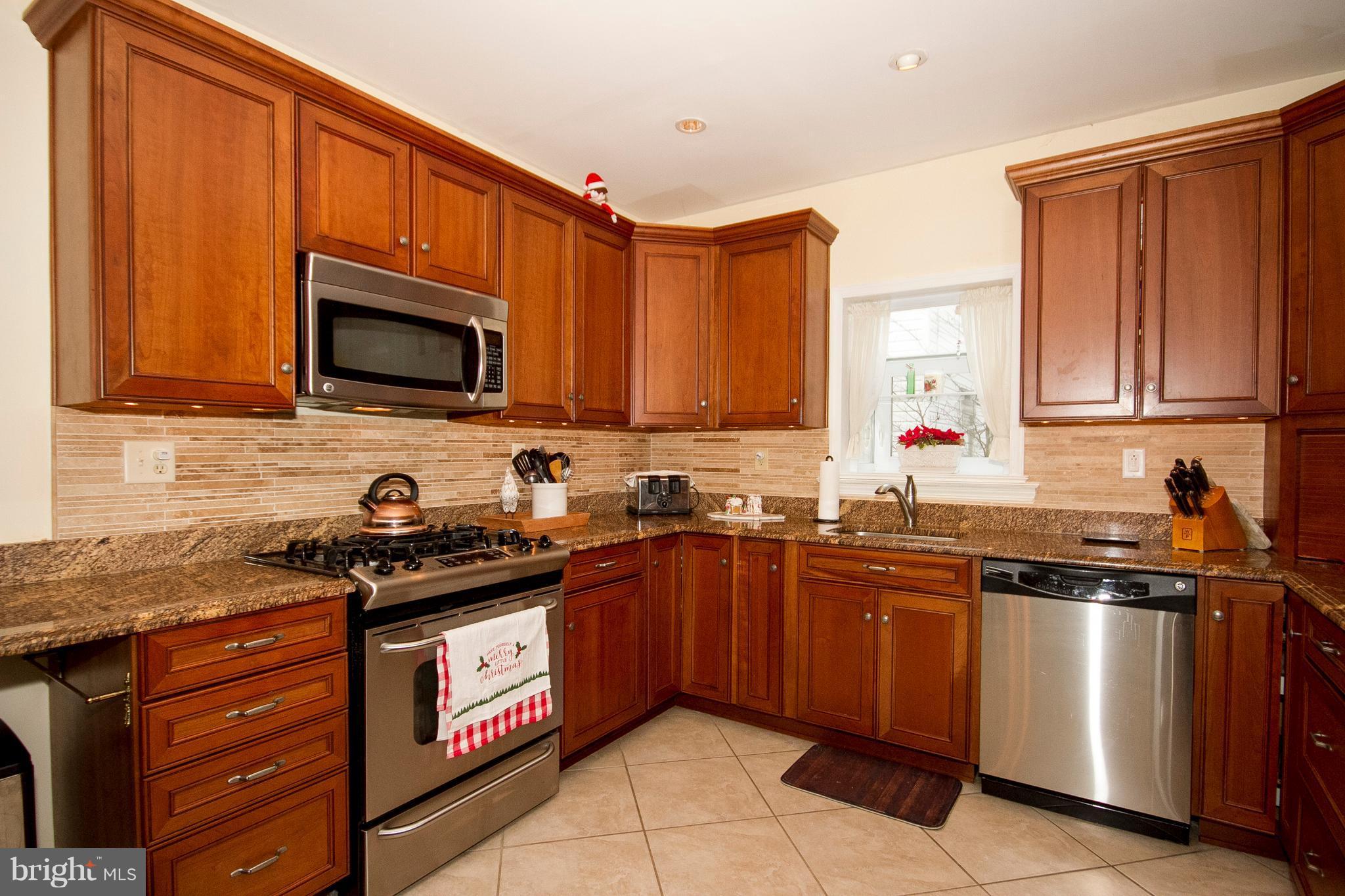 23 Hilltop Road Towson, MD 21286 - Photo 7 of 27 Gas range, built-in micro all appliances are SS.