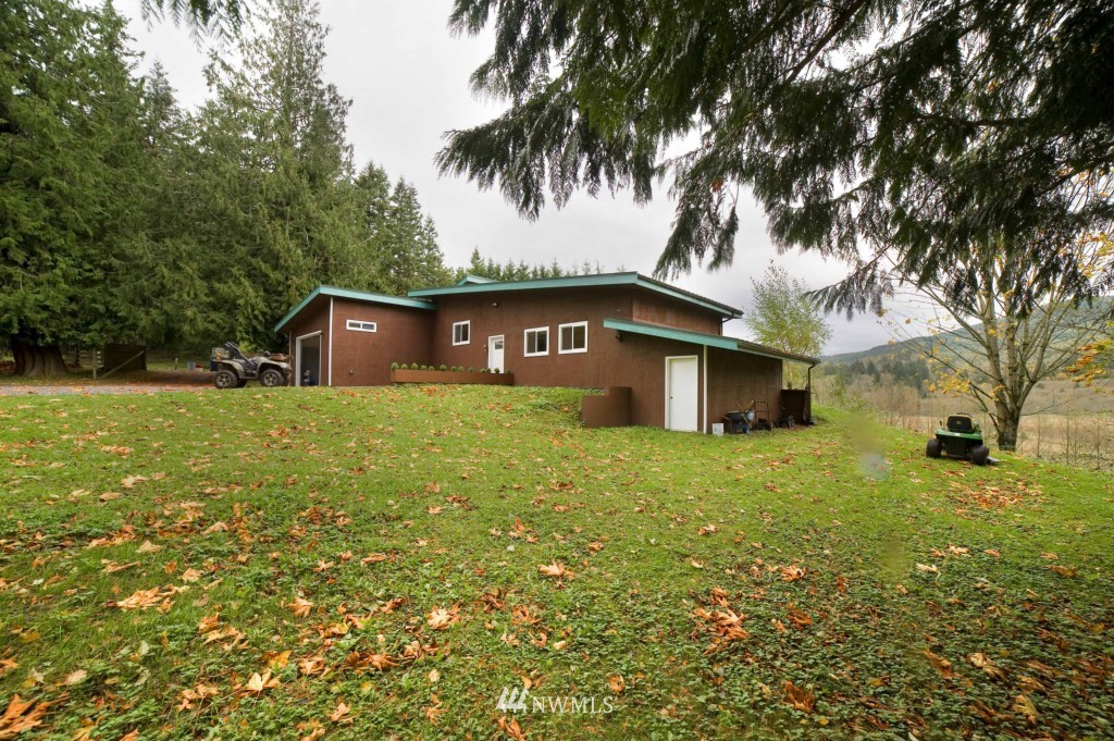 4805 South Pass Road Sumas, WA 98295 - Photo 1 of 22
