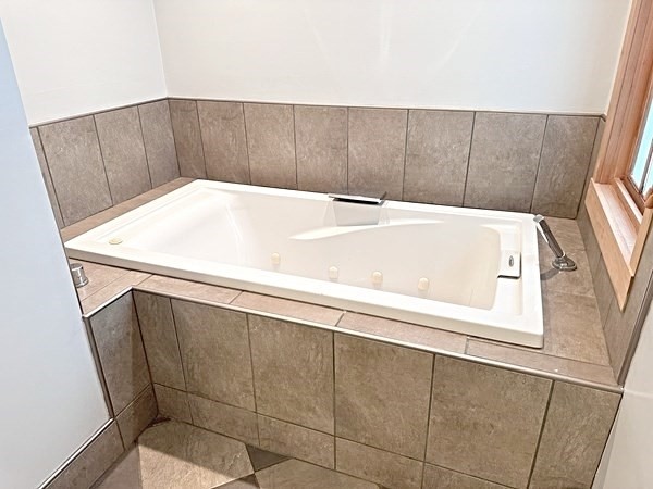 35 Parham Road Tyngsboro, MA 01879 - Photo 19 of 42 a bathroom with a bathtub