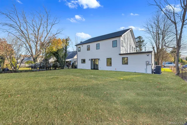 a view of a house with backyard