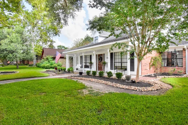 $439,900 | 404 Huckleberry Drive, Lake Jackson, TX 77566