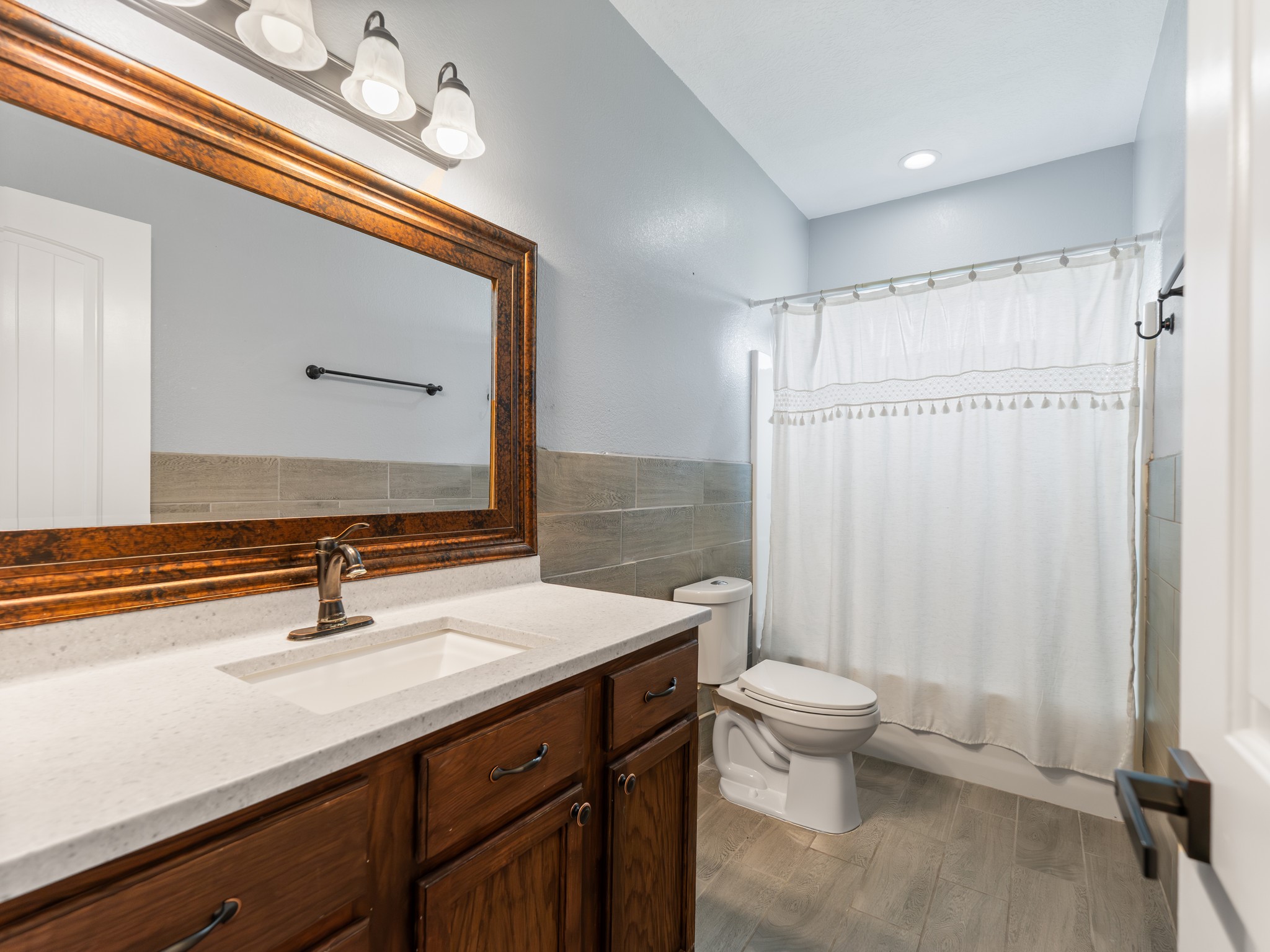 11301 South FM 441 Road El Campo, TX 77437 - Photo 17 of 32 Beautifully appointed second bath features gleaming granite and a tile surround tub/shower combination.
