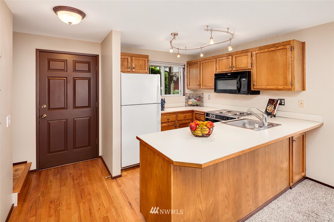 22906 Edmonds Way, Unit 13 Edmonds, WA 98020 - Photo 3 of 14