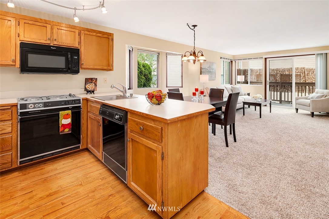 22906 Edmonds Way, Unit 13 Edmonds, WA 98020 - Photo 4 of 14