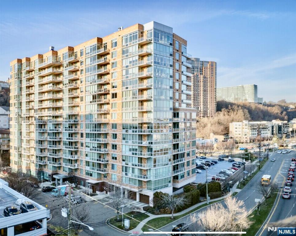 1709 Hudson Park, Unit 1709 Edgewater, NJ 07020 - Photo 2 of 9