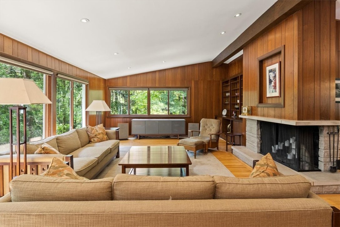 440 Hoffman Road Irondequoit, NY 14622 - Photo 3 of 39